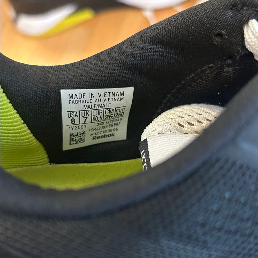 Men’s Reebok size 8 Sneaker - Picture 2 of 3